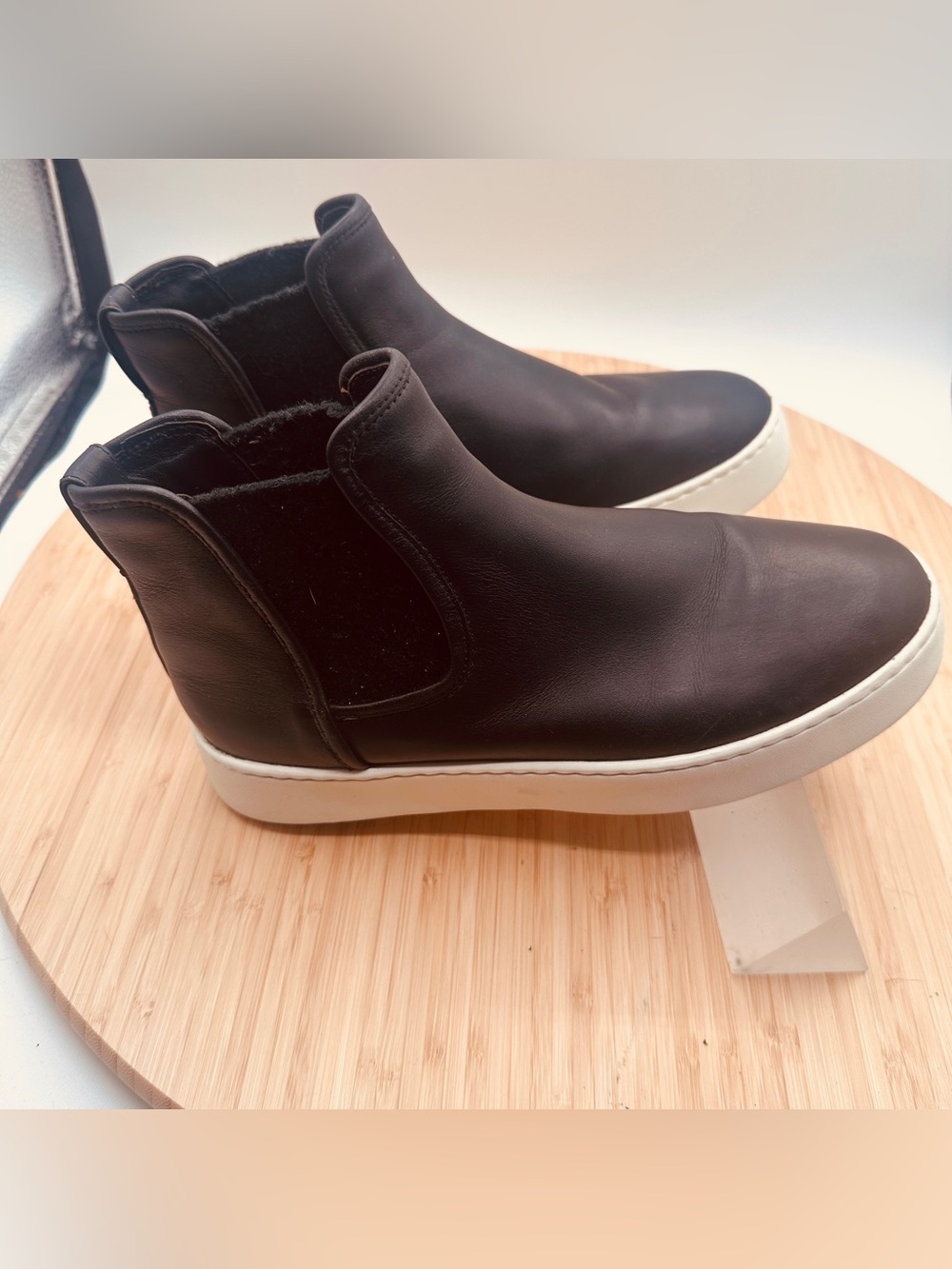 Vince Warren shoe - slip-on sneaker /Chelsea boot hybrid with 1” soles Size 8